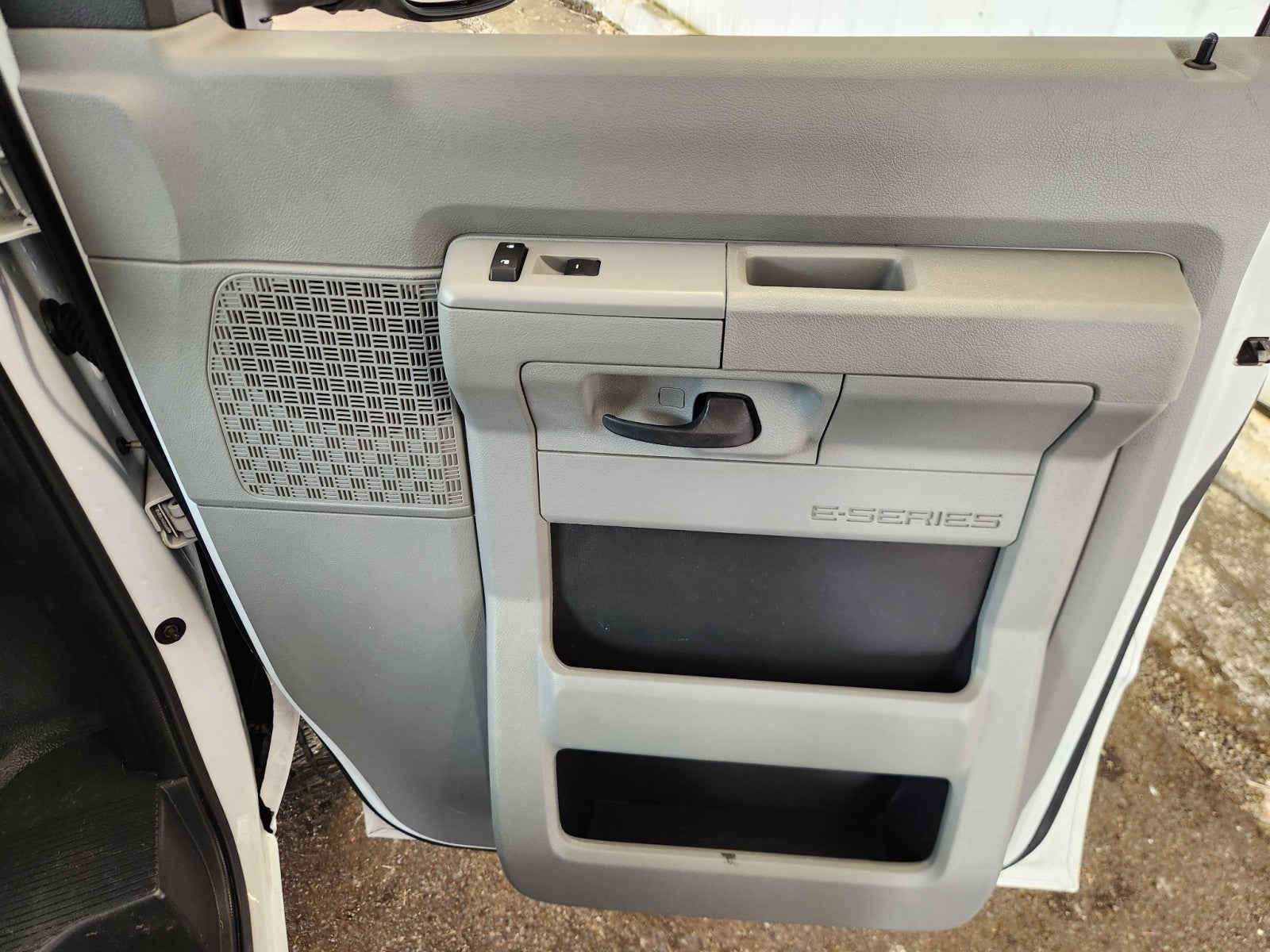 2022 Ford Econoline E-350 Cutaway Box Van