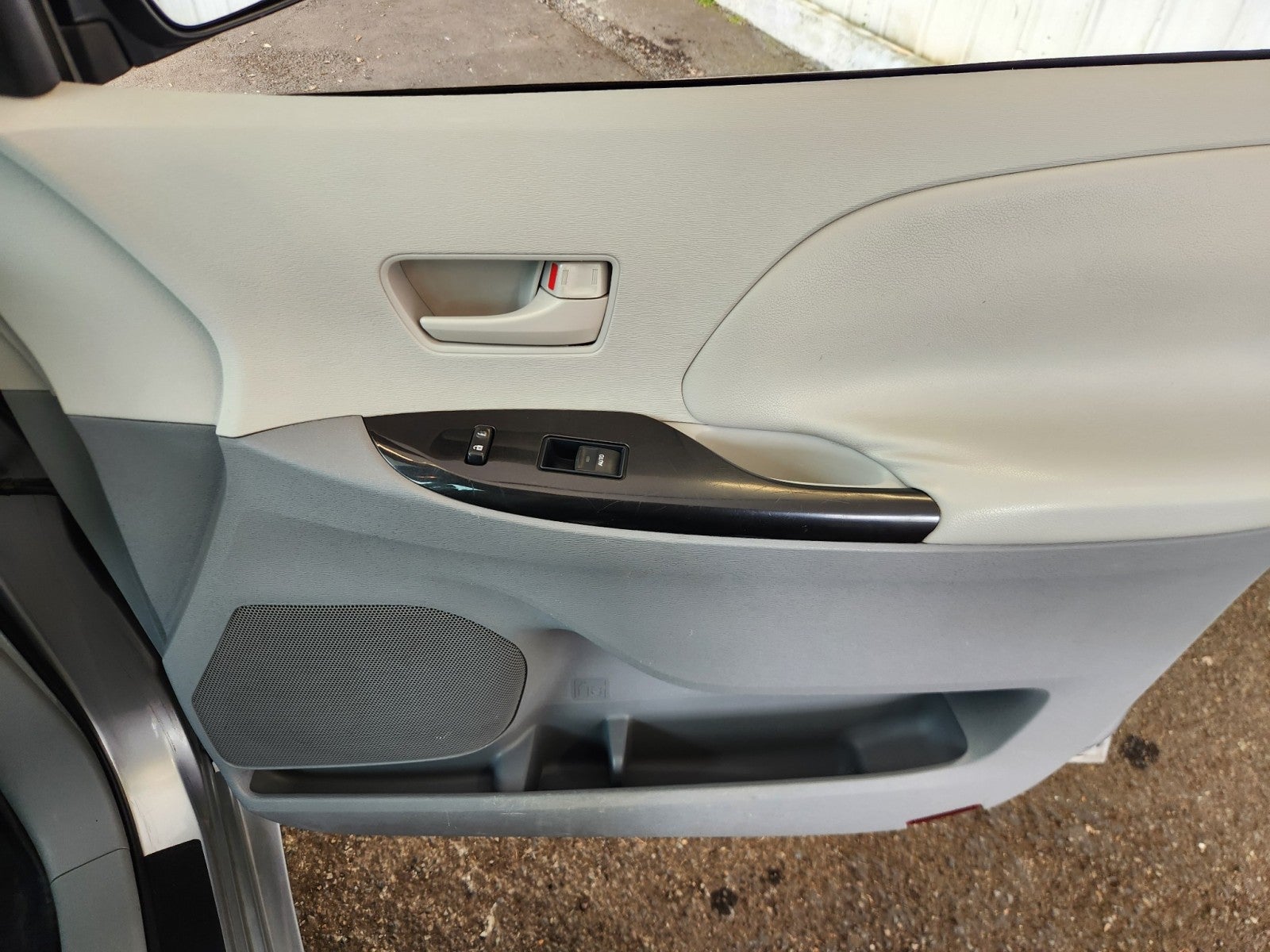 2011 Toyota Sienna 5dr 7-Pass Van I4 FWD (Natl)