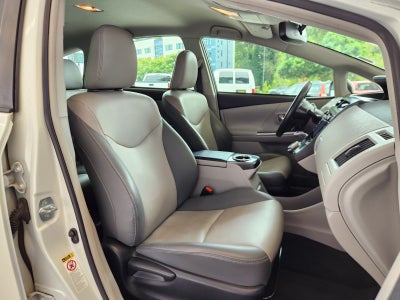 2015 Toyota Prius v Four