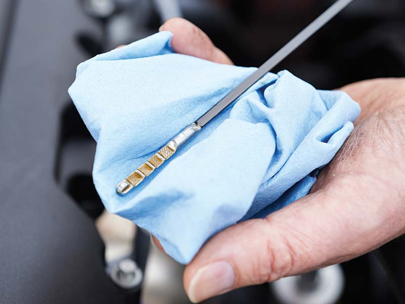 checking oil level img